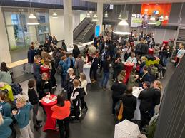 Blick von oben auf das Get-together der Vertreter*innen von 34 nordrhein-westfälischen Hochschulen bei der 50-Jahrsfeier